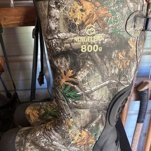 Magellan 800 gram Realtree edge boots